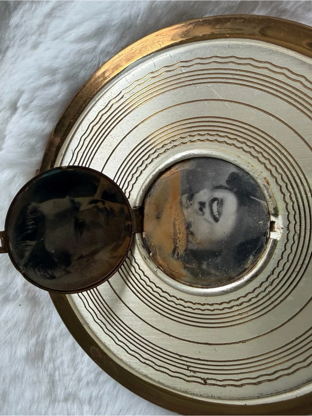 Vintage compact Circa 1940s